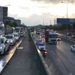 tunel-girisinde-kaza-yapan-tir-makasladi-trafik-felc-oldu