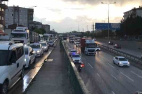 Tünel girişinde kaza yapan tır makasladı, trafik felç oldu