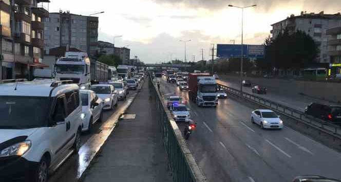 Tünel girişinde kaza yapan tır makasladı, trafik felç oldu
