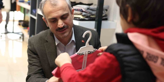 Yetim çocuklara bayramlık hediyesi