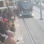 yurekler-agza-geldi-yolcu-tramvayin-altinda-kalmaktan-son-anda-boyle-kurtuldu