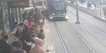 Yürekler ağza geldi: Yolcu, tramvayın altında kalmaktan son anda böyle kurtuldu