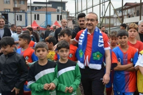 60-esofman-60-forma-8-futbol-topunu-vali-kendi-elleriyle-dagitti-2870039pm