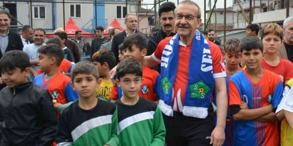 60 eşofman, 60 forma, 8 futbol topunu vali kendi elleriyle dağıttı