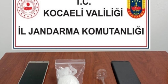 Araçlarında uyuşturucu bulunan 3 şüpheliye gözaltı