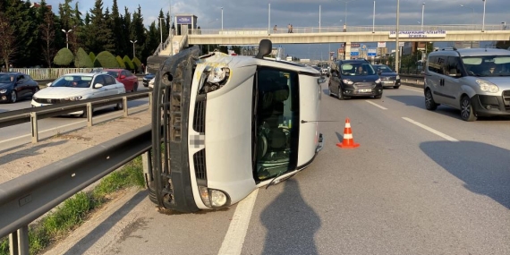 Hafif ticari araç taksiye çarpıp takla attı: 3 yaralı