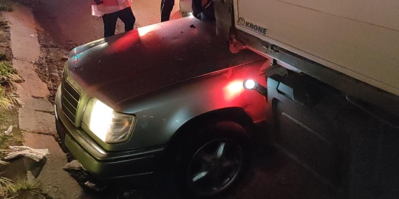 Otomobil park halindeki tırın altına girdi