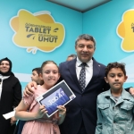5. SINIF ÖĞRENCİLERİ TABLETLERİNE KAVUŞUYOR