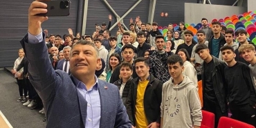 BAŞKAN ŞAYİR'DEN ÖĞRENCİLERE: "BEN SİZİN ABİNİZİM"