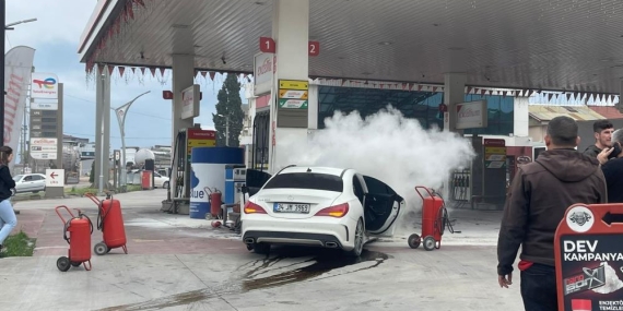 Otomobil benzin istasyonuna daldı, o anlar kameraya yansıdı