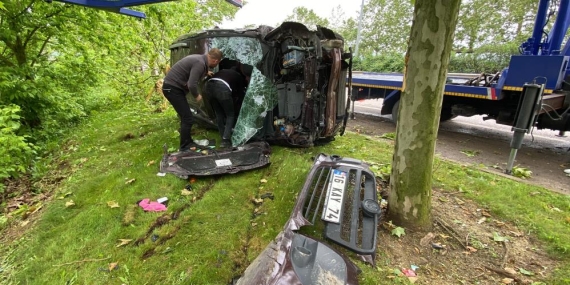 Ağaca çarpan araç yan yatarak durabildi