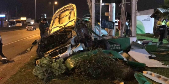 Akaryakıt istasyonunun fiyat tabelasına çarpan otomobilin sürücüsü yaralandı