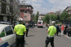 Aniden yola çıkan 8 yaşındaki çocuğa otomobil çarptı