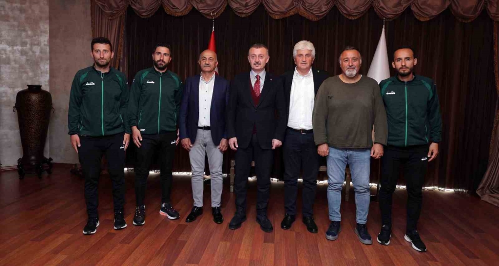 Başkan Büyükakın, şampiyon gençlerle bir araya geldi