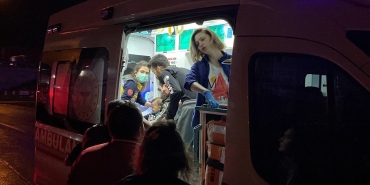 Bebekle binilen elektrik bisiklet otomobil ile çarpıştı: 3 yaralı
