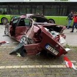 belediye-otobusu-ile-carpisan-otomobil-paramparca-oldu
