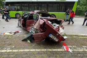 Belediye otobüsü ile çarpışan otomobil paramparça oldu