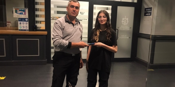 Büyükşehir ekipleri düşürülen cüzdan ve telefonu sahiplerine ulaştırdı