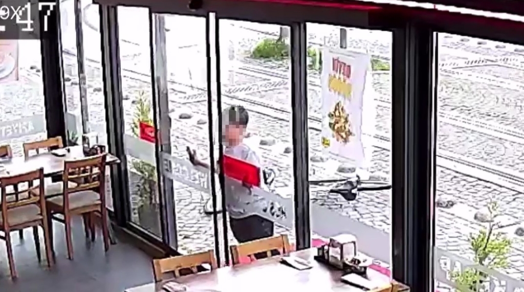 Çocuk hırsızın soğukkanlılığı kamerada: Önce sensörlü kapıyı açtı, sonra kasaya yöneldi
