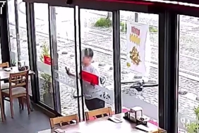Çocuk hırsızın soğukkanlılığı kamerada: Önce sensörlü kapıyı açtı, sonra kasaya yöneldi