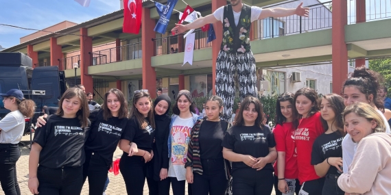 Çocuklar şenlikte doyasıya eğlendi