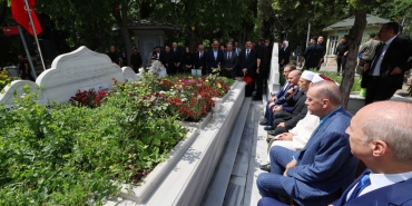 Cumhurbaşkanı Erdoğan, Necmettin Erbakan'ın kabrini ziyaret etti