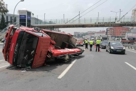 D-100 ’de arıza yapan otomobile vinç çarptı