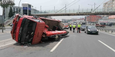 D-100 ’de arıza yapan otomobile vinç çarptı