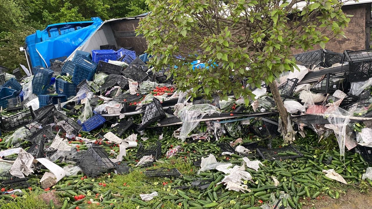 D-100 ’de tır devrildi, sebze kasaları yola saçıldı: 1 yaralı