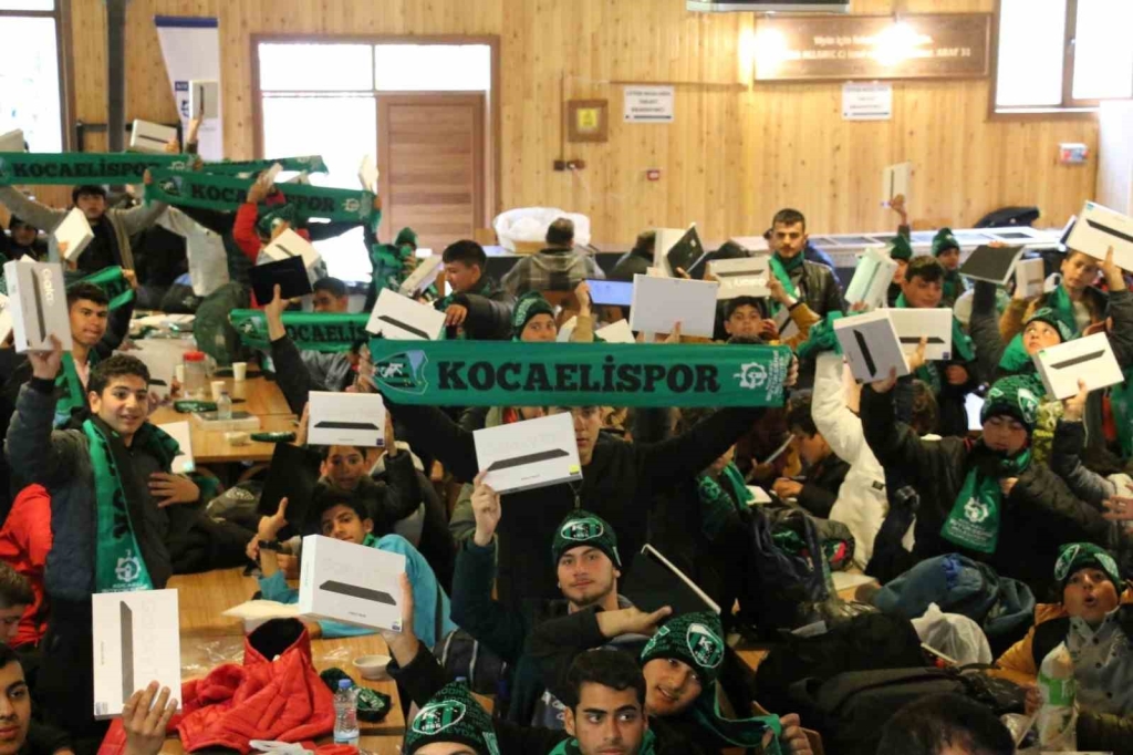 Depremzede öğrencilere tablet hediyesi