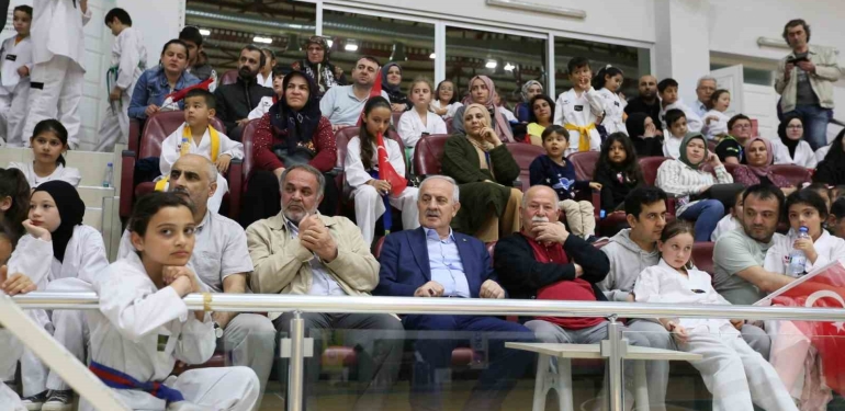 Derince’de tekvando şöleni