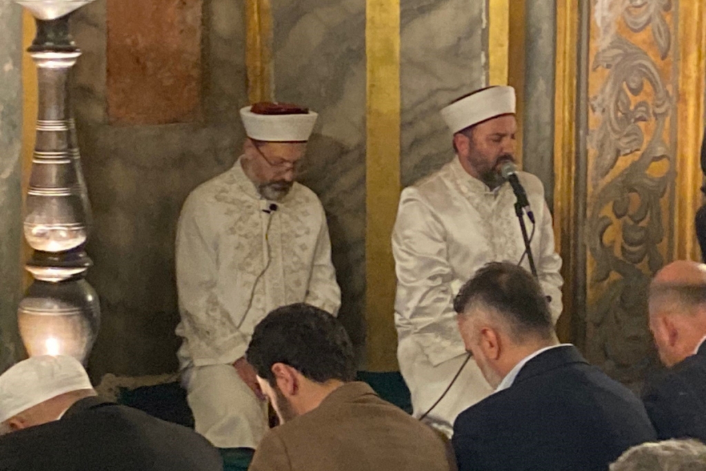 Diyanet İşleri Başkanı, İstanbul'un Fethi'nin 570. yıl dönümünde Ayasofya'da sabah namazı kıldırdı