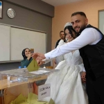 dugun-gununde-gelin-ve-damat-15-dakika-da-kalsa-oy-vermeye-yetisti