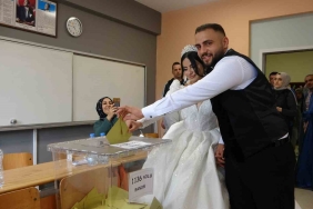 Düğün gününde gelin ve damat 15 dakika da kalsa oy vermeye yetişti