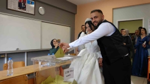 Düğün gününde gelin ve damat 15 dakika da kalsa oy vermeye yetişti