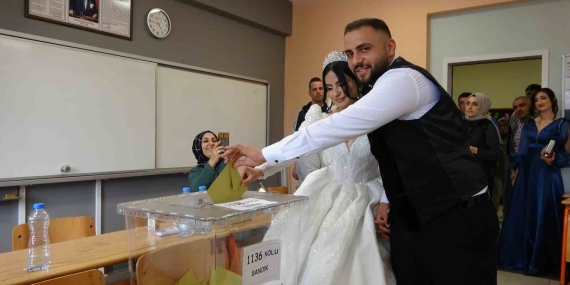 Düğün gününde gelin ve damat 15 dakika da kalsa oy vermeye yetişti