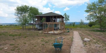 Evinin önünde odun keserken vuruldu