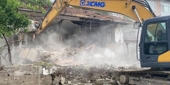 Felaketi yaşayan ilçede yıkılan bina sayısı 120 oldu