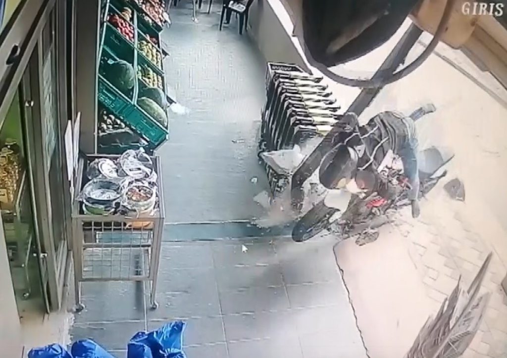 Gebze ’de motosiklet alışveriş merkezine daldı