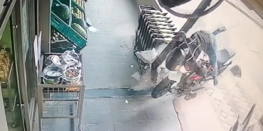Gebze ’de motosiklet alışveriş merkezine daldı