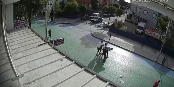 Gençlerin sokak ortasında kavgası kamerada: 2 kişi böyle darp edildi