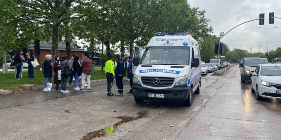 Hafif ticari araç ile yolcu otobüsü çarpıştı: 1 yaralı