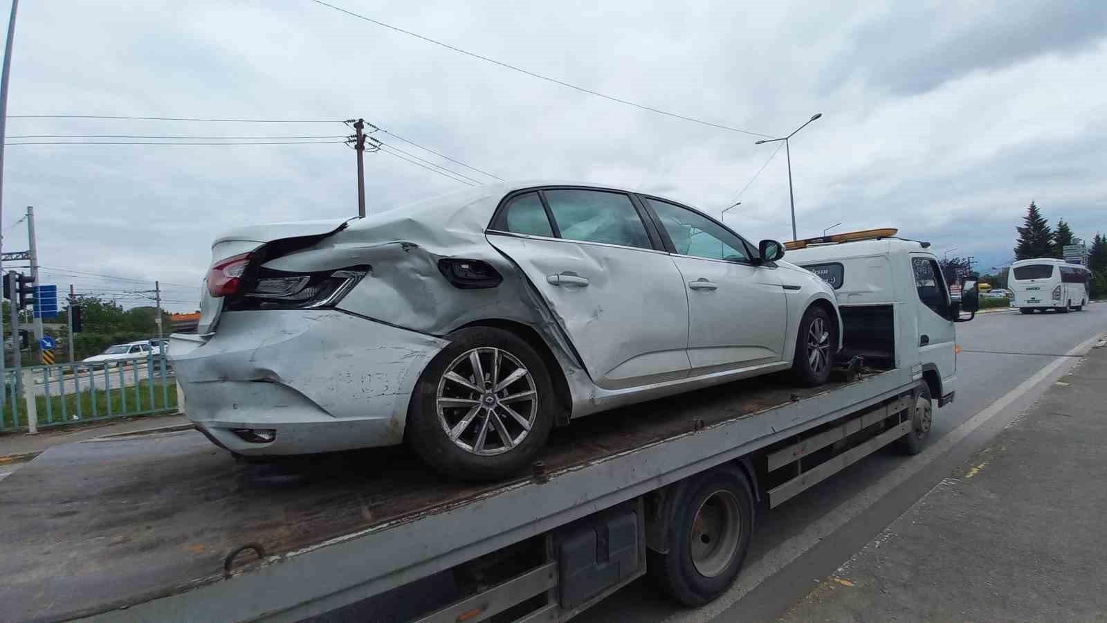 Hatalı U dönüşü kazayı beraberinde getirdi: 1 ’i çocuk 2 yaralı