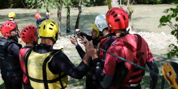İtfaiye ekiplerinden selde arama ve kurtarma eğitimi