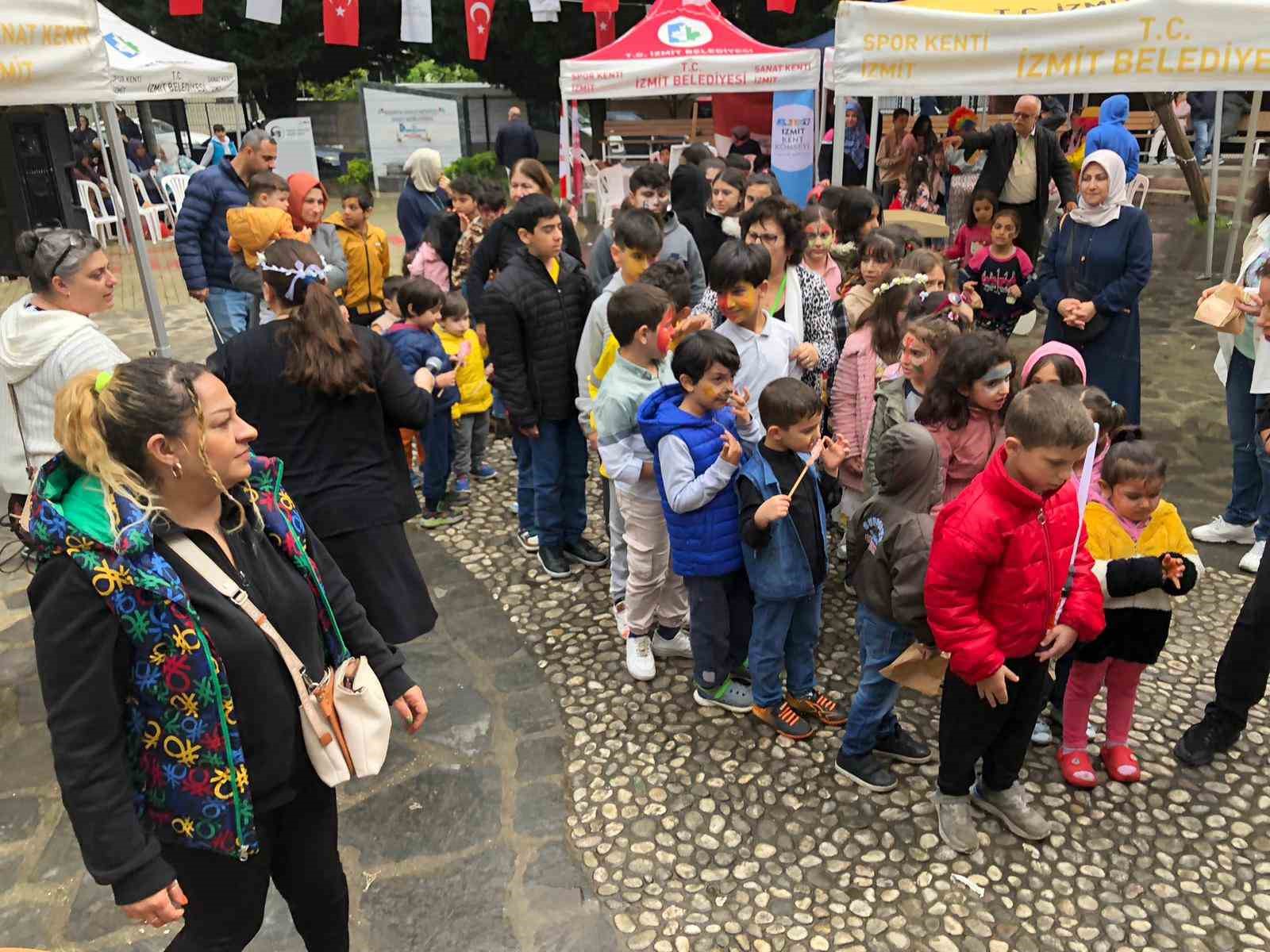İzmit ’te depremzede minikler için "Çocuklar Gülsün" etkinliği