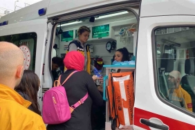 Kamyonet ile çarpışan otomobilde 3 kişi yaralandı