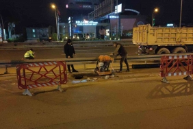 Kanalizasyondan kaynaklanan su birikintisi asfaltı çökertti
