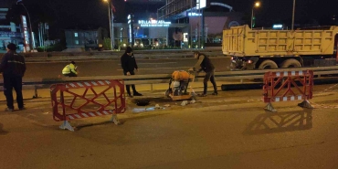 Kanalizasyondan kaynaklanan su birikintisi asfaltı çökertti