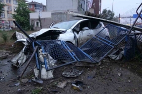 Kayganlaşan yolda kontrolden çıkan otomobil bariyere çarptı: 2 yaralı