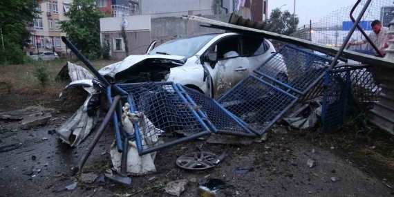 Kayganlaşan yolda kontrolden çıkan otomobil bariyere çarptı: 2 yaralı